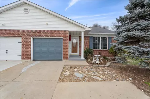 1737 Summergate Estates Dr, St Peters, MO 63303