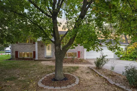 11801 Brookmont Dr, Maryland Heights, MO 63043