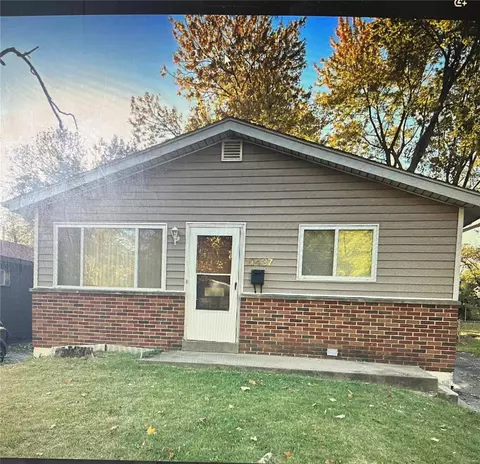 10437 Count Dr, Saint Louis, MO 63136