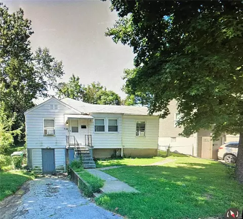 7120 Greenhaven Dr, Saint Louis, MO 63136