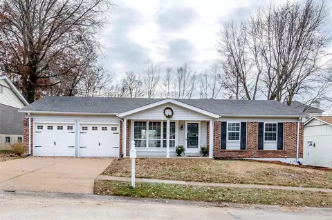2414 Crestline Dr, Saint Louis, MO 63129