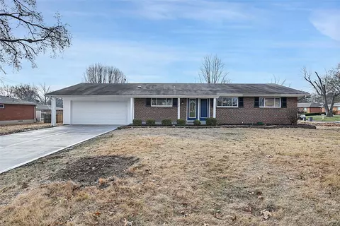 5818 Oak Branch Dr, Saint Louis, MO 63128