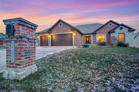 4358 Hineman Dr, Saint Charles, MO 63301