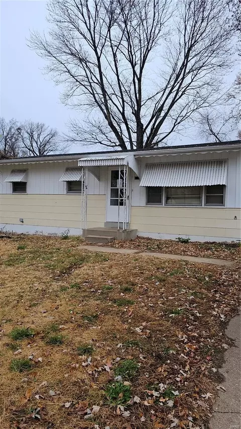 243 Reasor Dr, Saint Louis, MO 63135