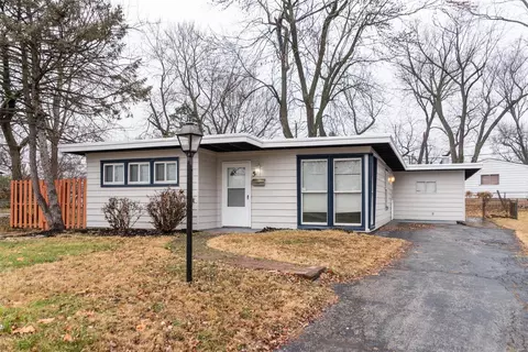 5 Champlain Ct, Florissant, MO 63031