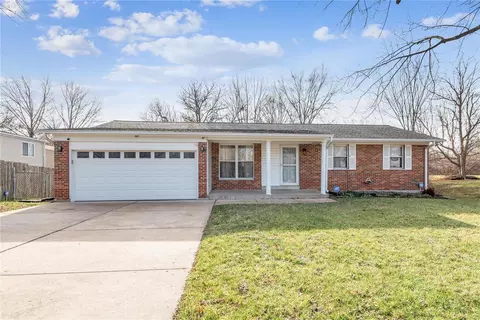 1264 Piedras Pkwy, Fenton, MO 63026