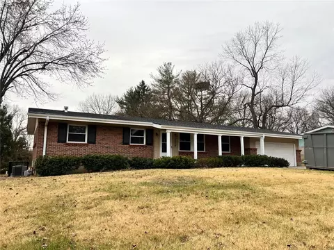 1500 Crossett Dr, Saint Louis, MO 63138