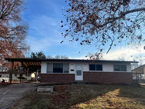 2240 Hummingbird Dr, Florissant, MO 63033