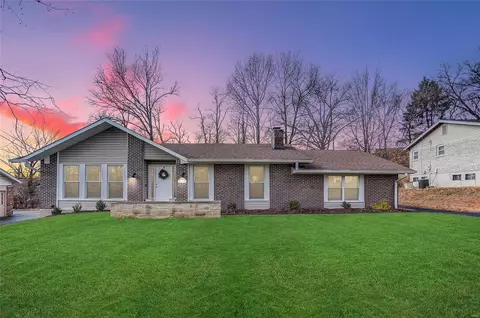 303 Renaldo Dr, Chesterfield, MO 63017