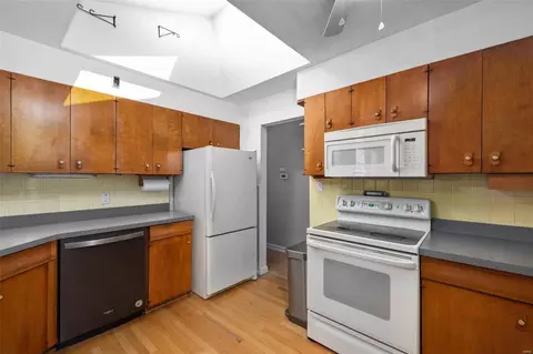 Kitchen - 201 Old Ballwin Rd, Ballwin, MO 63021 photo 3 of 4