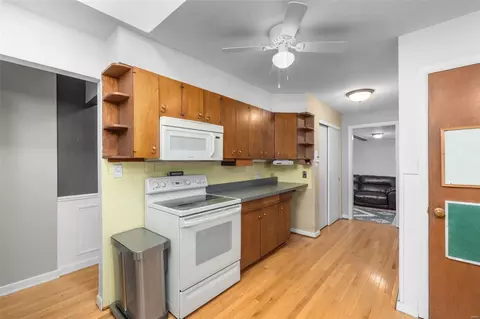 Kitchen - 201 Old Ballwin Rd, Ballwin, MO 63021 photo 2 of 4