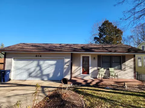 816 Liggett Dr, Saint Louis, MO 63126