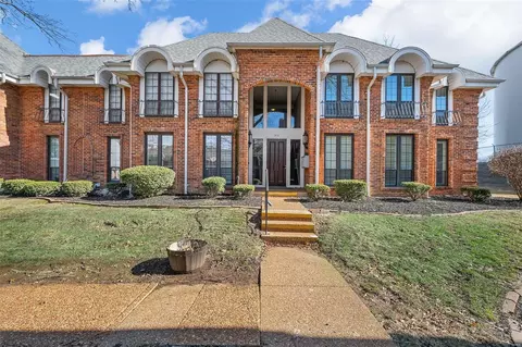 912 Claytonbrook Dr #1, Ballwin, MO 63011
