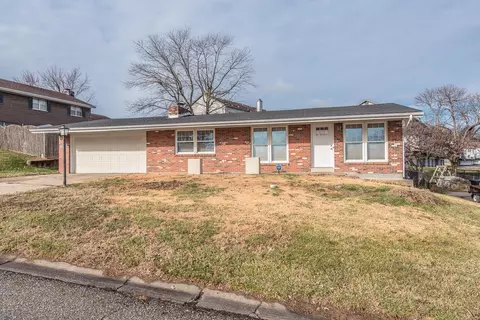 1613 Lincoln Dr, Saint Charles, MO 63303