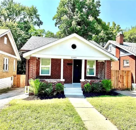 1345 Woodruff Ave, Saint Louis, MO 63133