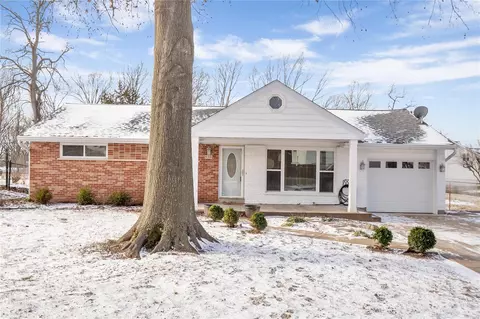 936 Sajakeed Dr, Saint Louis, MO 63129