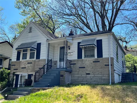 7104 Paisley Dr, Saint Louis, MO 63136