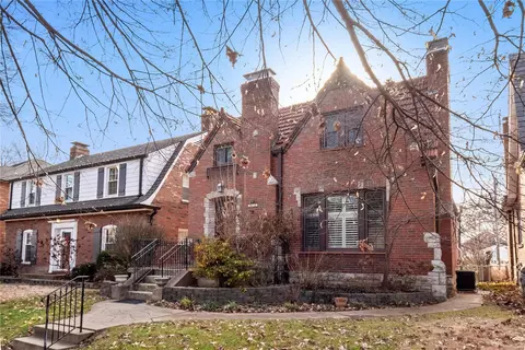 5834 Walsh St, Saint Louis, MO 63109