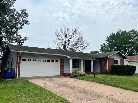 2420 Greenbriar Dr, Florissant, MO 63033