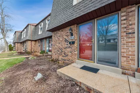 240 Braeshire Dr #G, Ballwin, MO 63021