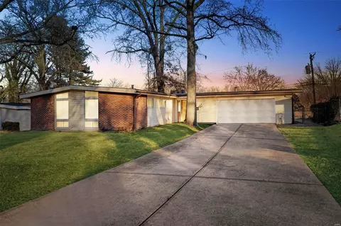 310 Holiday Hill Dr, Florissant, MO 63033