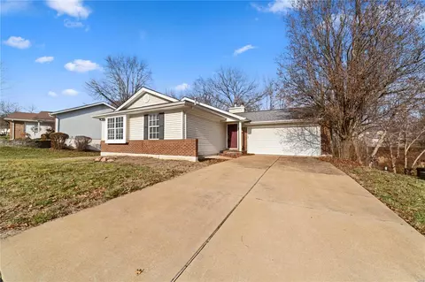 527 Rustic Valley Dr, Ballwin, MO 63021 photo 3