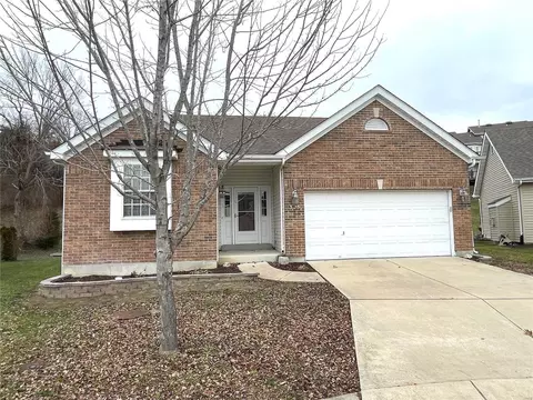325 Hunters Heights Dr, Eureka, MO 63025