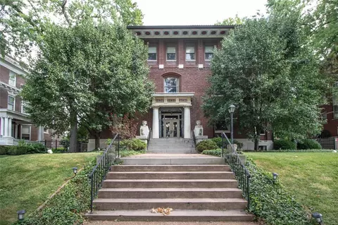 27 Washington Ter, Saint Louis, MO 63112