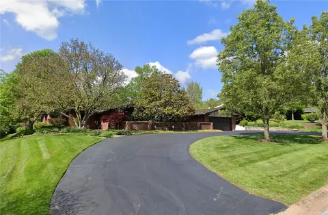 18 Sunswept Dr, Saint Louis, MO 63141