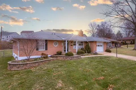623 Guernsey Cir, Saint Louis, MO 63125