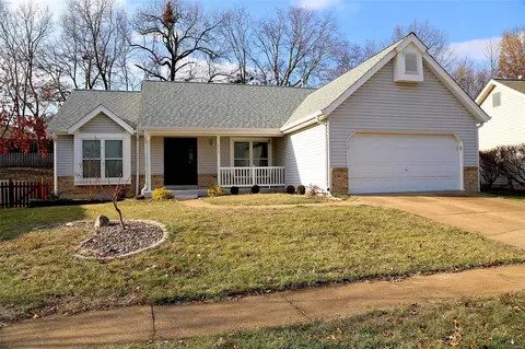 819 Oakmoor Dr, Fenton, MO 63026