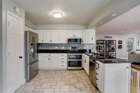 823 Pine Village Ct, Ballwin, MO 63021 photo 3