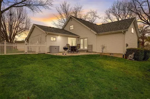 823 Pine Village Ct, Ballwin, MO 63021 photo 2