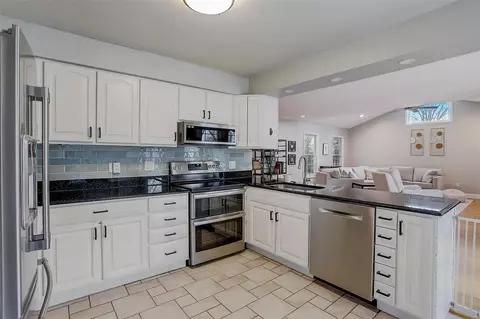 823 Pine Village Ct, Ballwin, MO 63021 photo 4