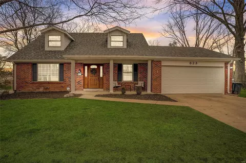 823 Pine Village Ct, Ballwin, MO 63021