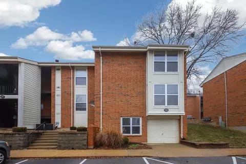 1983 Hunting Lake Ct #1983, Kirkwood, MO 63122