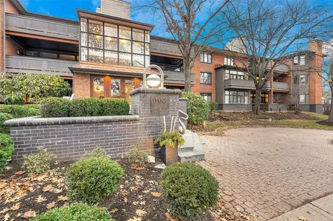 155 N Hanley Rd #203, Saint Louis, MO 63105