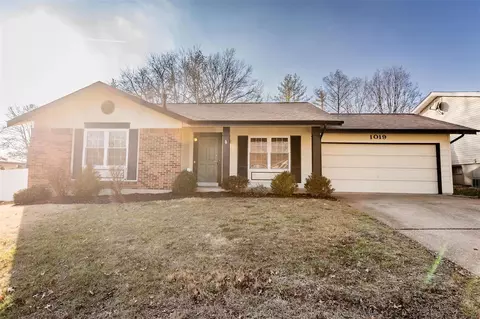 1019 Timberfield Dr, Ballwin, MO 63021