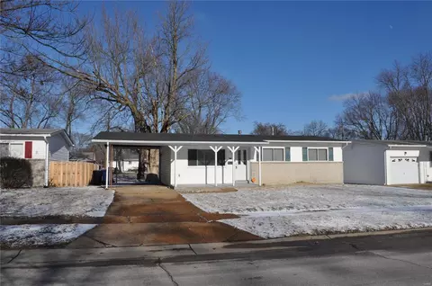 1085 Keeven Ln, Florissant, MO 63031