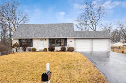 32 E Meadow Ln, Ellisville, MO 63021