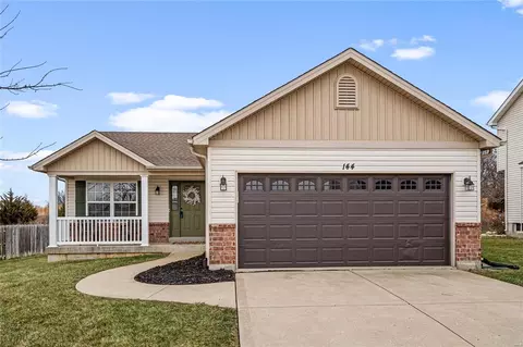 144 Prairie Bluffs Dr, Wentzville, MO 63385