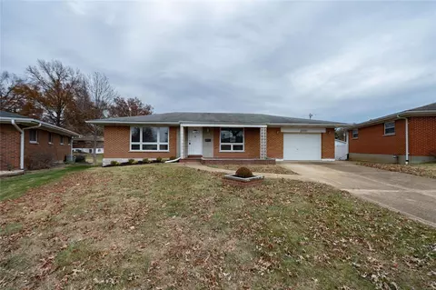 2600 Waltham Dr, Saint Louis, MO 63125