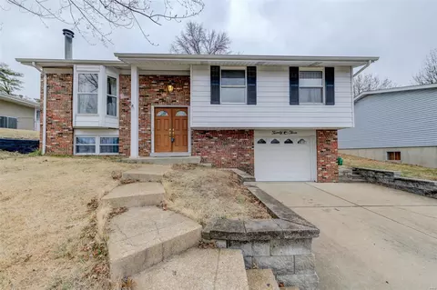 23 Pepper Tree Drive Dr, Fenton, MO 63026