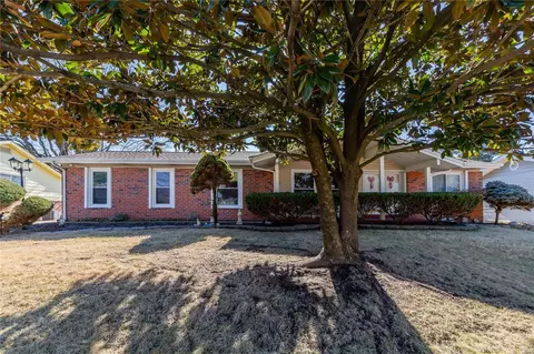 2620 Dresden Dr, Florissant, MO 63033