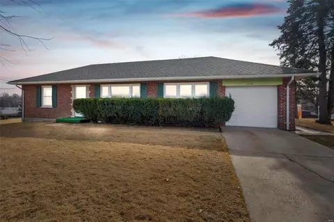 4808 N Hills Ln, Saint Louis, MO 63121