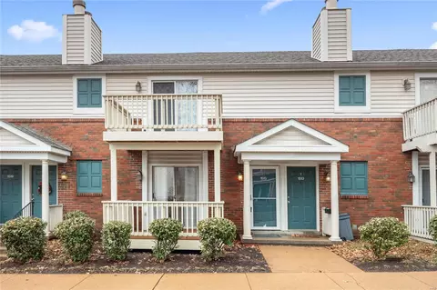 1515 High School Dr, Brentwood, MO 63144