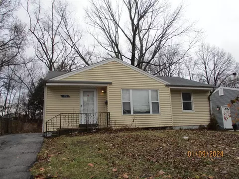 95 Chateau Dr, Florissant, MO 63031