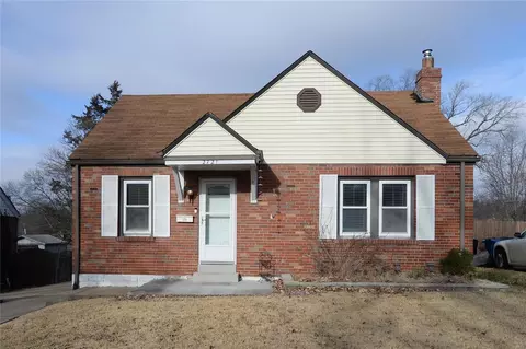 2721 Granda Dr, Saint Louis, MO 63125