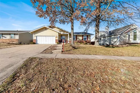 207 Surrey Ct, O'fallon, MO 63366 photo 2