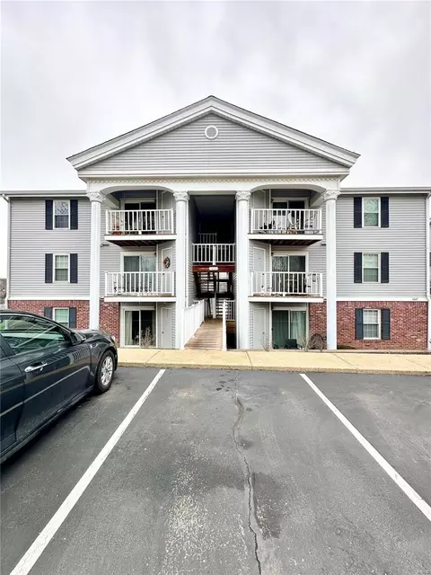 1247 Creve Coeur Crossing Ln #E, Chesterfield, MO 63017